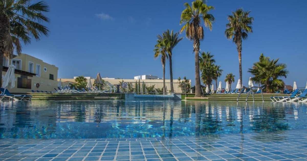 Een foto van het zwembad bij Marinda Garden