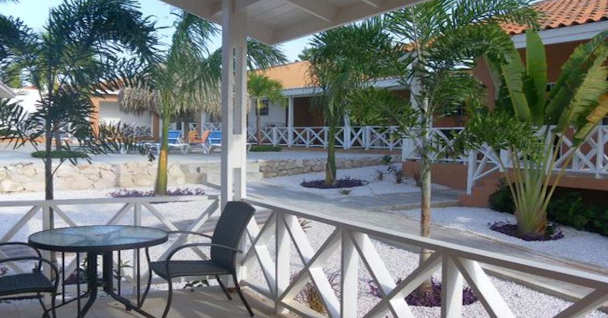 Een foto van het terras bij Curinjo Resort
