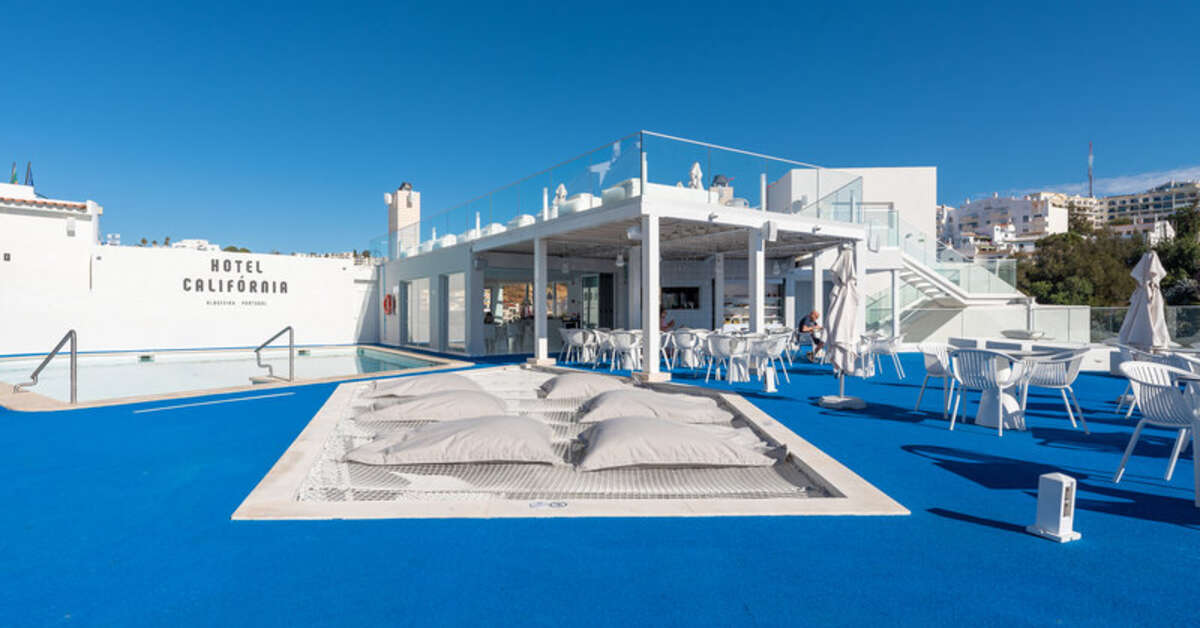 Een foto van het terras bij Hotel Indigo