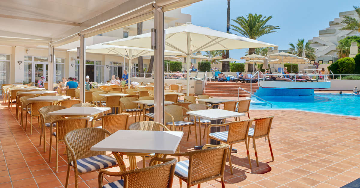 Een foto van het terras bij Seasun Siurell Hotel