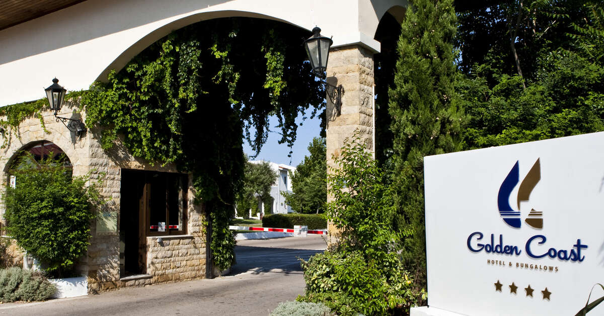 Ein Foto von der Außenansicht des Golden Coast Hotel & Bungalows