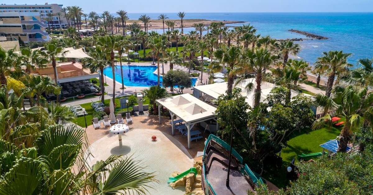 Een foto van de buitenkant van Aquamare Beach Hotel & Spa