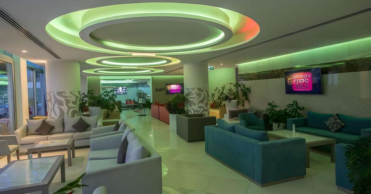 Een foto van het interieur van Vassos Nissi Plage Hotel