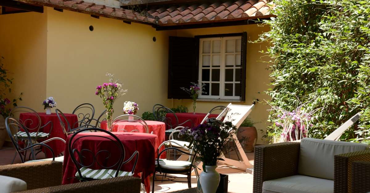 Een foto van het terras bij Hotel Rome Garden
