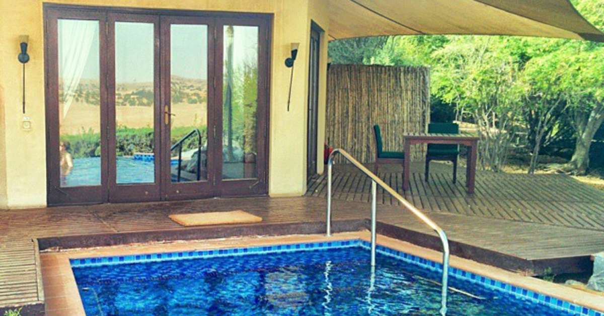 Een foto van het zwembad bij Al Maha Resort