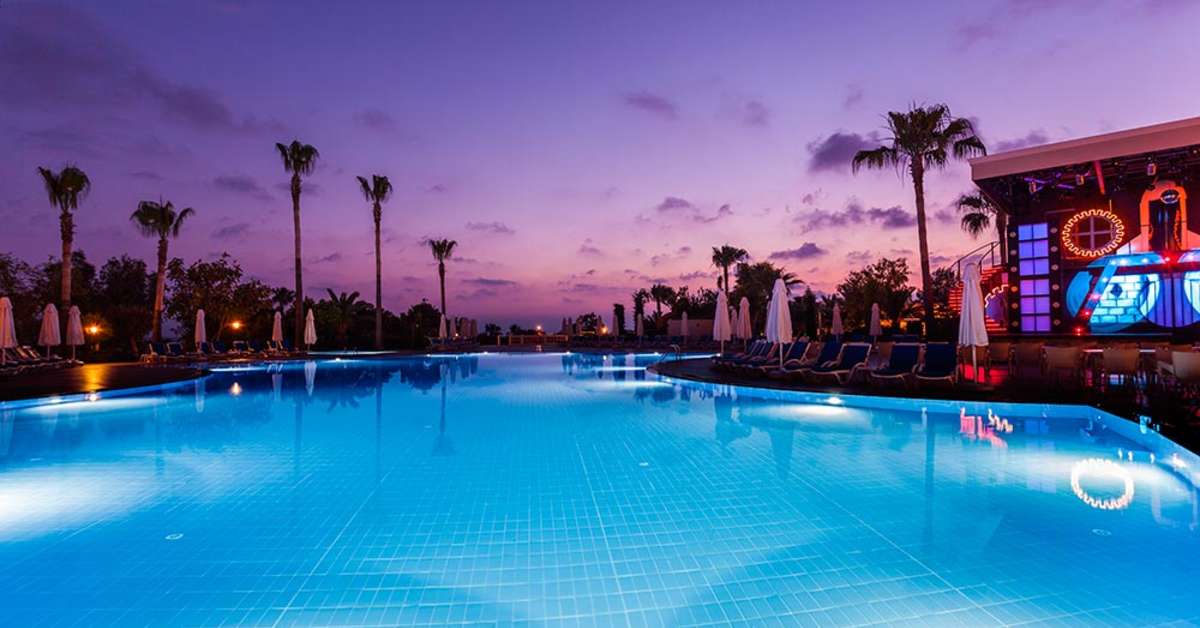 Een foto van het zwembad bij Hotel Iz Flower Side Beach