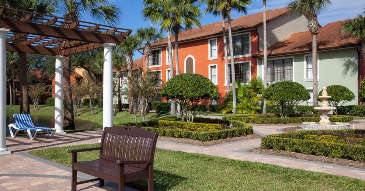Een foto van het terras bij Legacy Vacation Resort