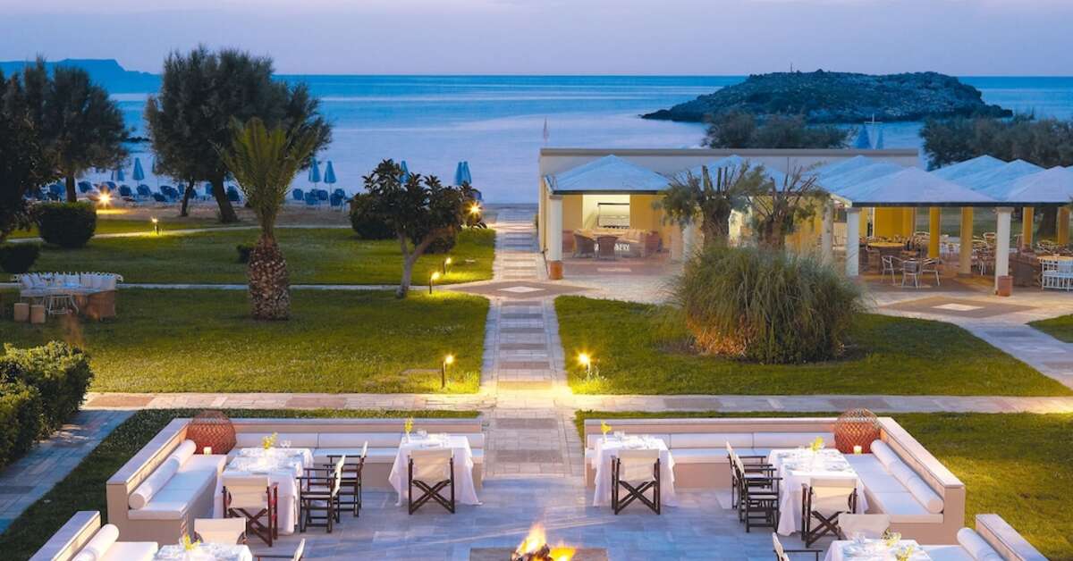 Een foto van het terras bij Grecotel Meli Palace