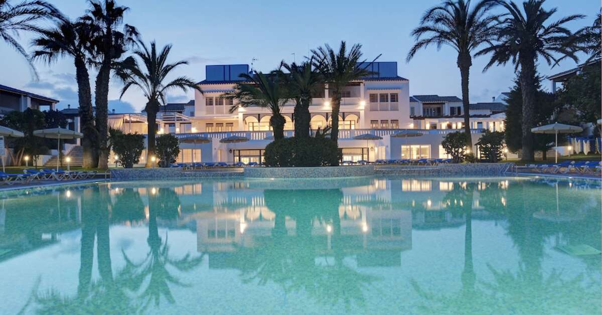 Een foto van het zwembad bij Grupotel Club Menorca