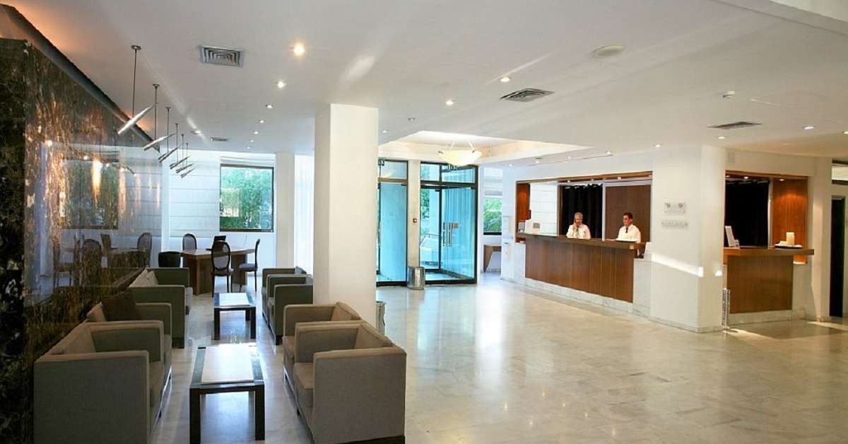 Een foto van het interieur van Grecian Sands Hotel