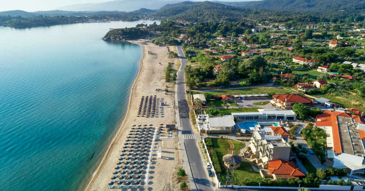 Een foto van het strand bij Antigoni Beach Resort