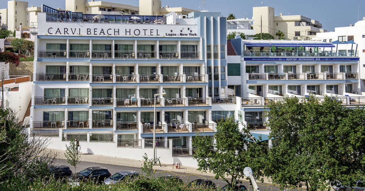 Een foto van de buitenkant van Carvi Beach Hotel