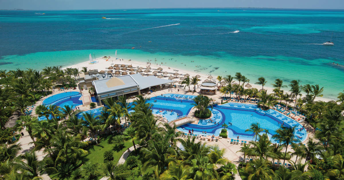 Een foto van het zwembad bij Riu Caribe