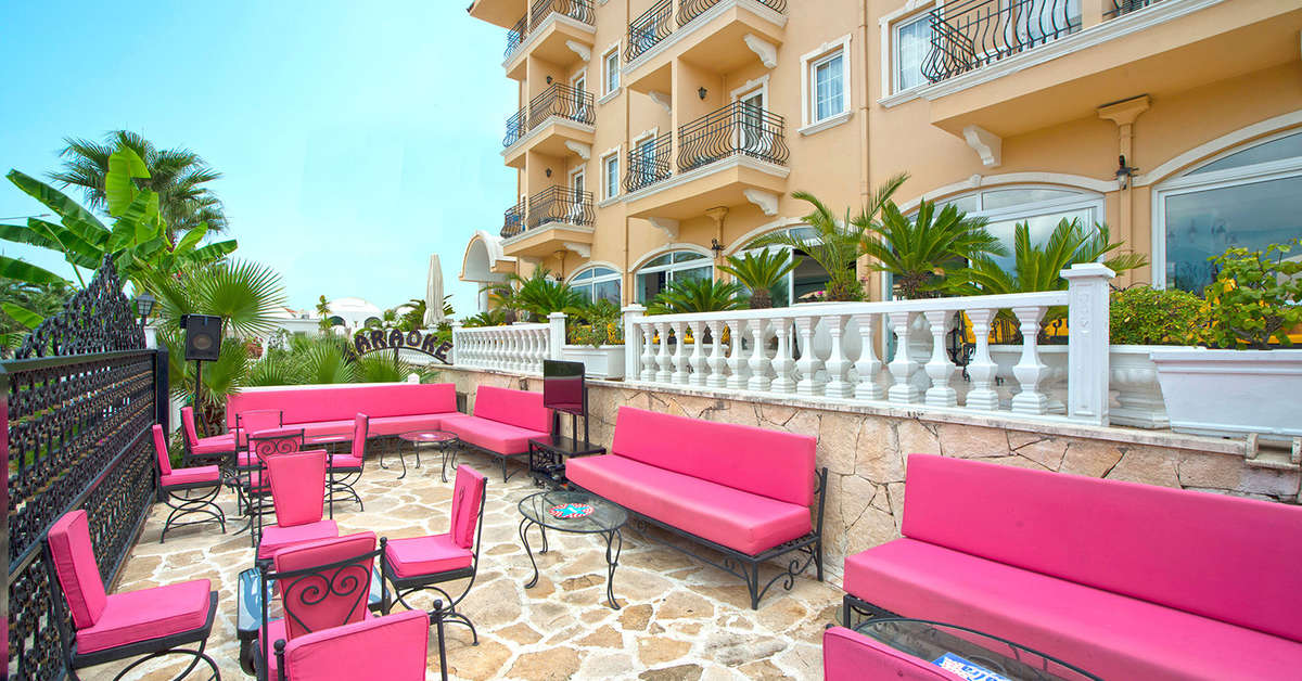 Een foto van het terras bij Hotel Sinatra