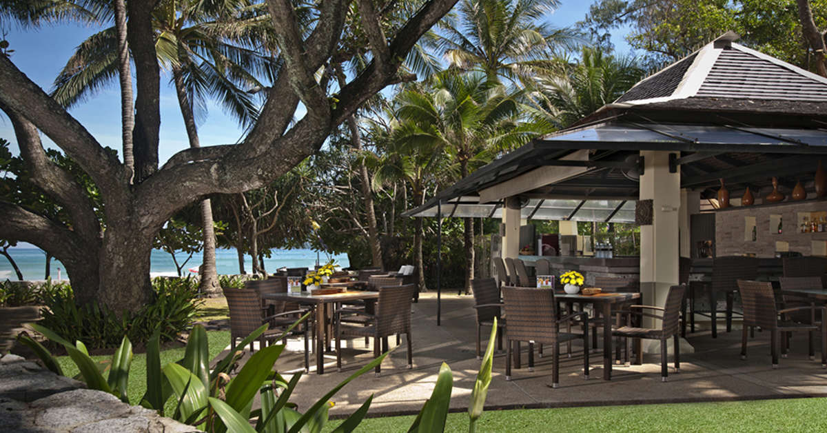 Een foto van het terras bij Impiana Resort Patong