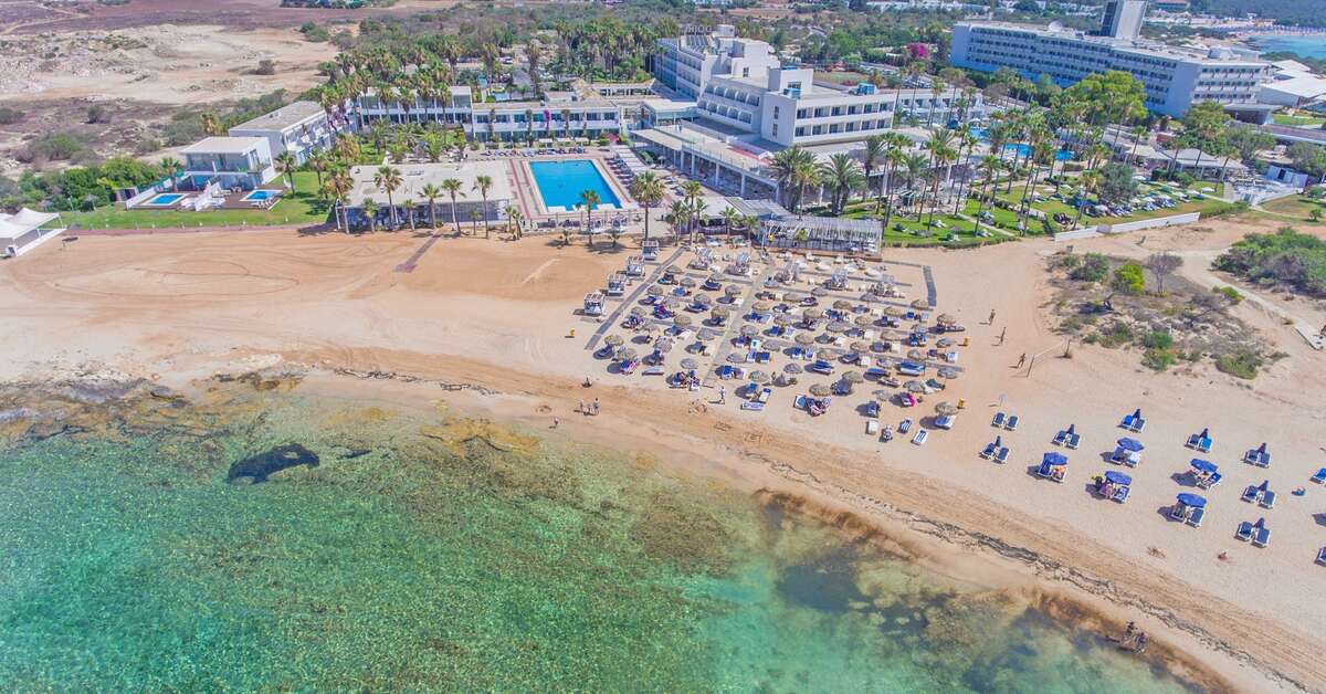 Ein Foto von der Außenansicht des Dome Beach Hotel & Resort
