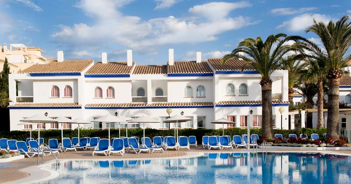 Een foto van het zwembad bij Occidental Torremolinos Playa