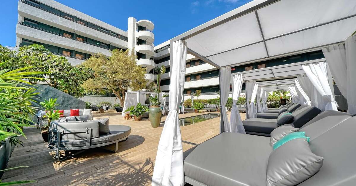 Een foto van het terras bij Hovima Suites Costa Adeje