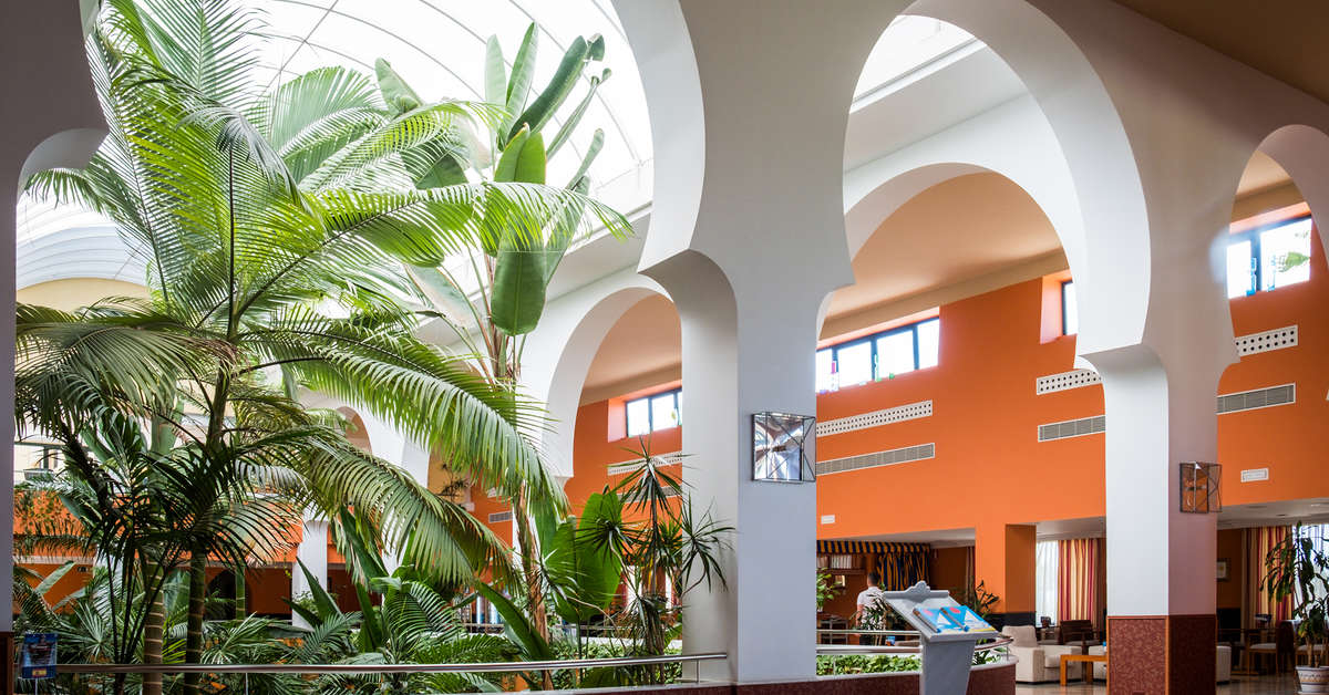 Een foto van het interieur van Playamarina Hotel