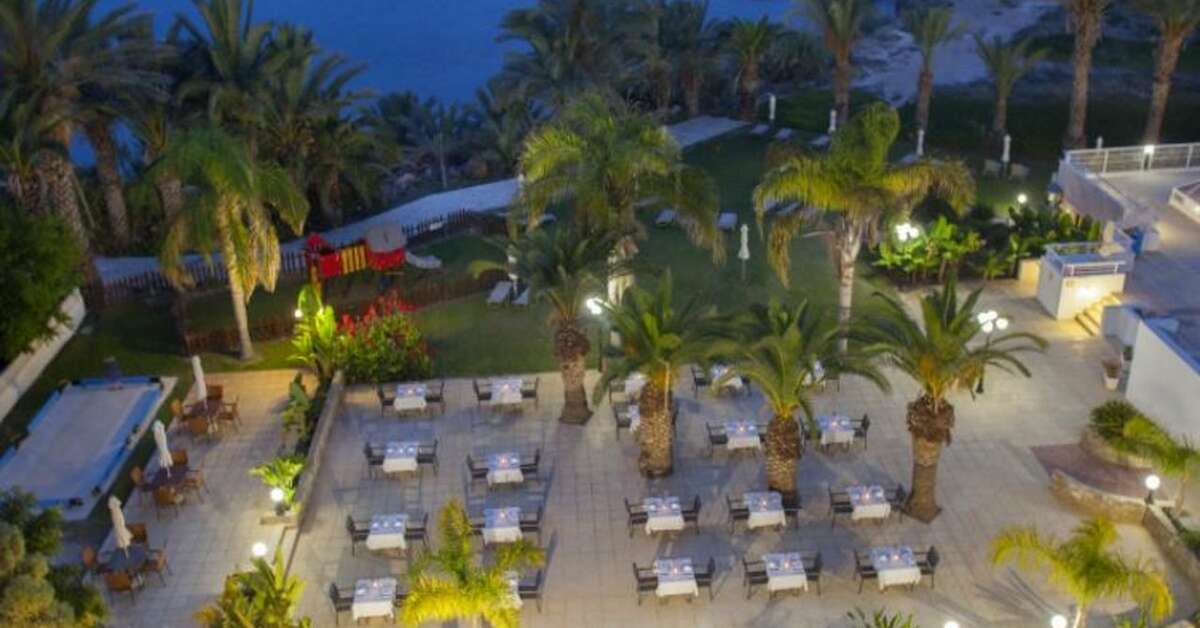 Een foto van het terras bij Hotel Queens Bay
