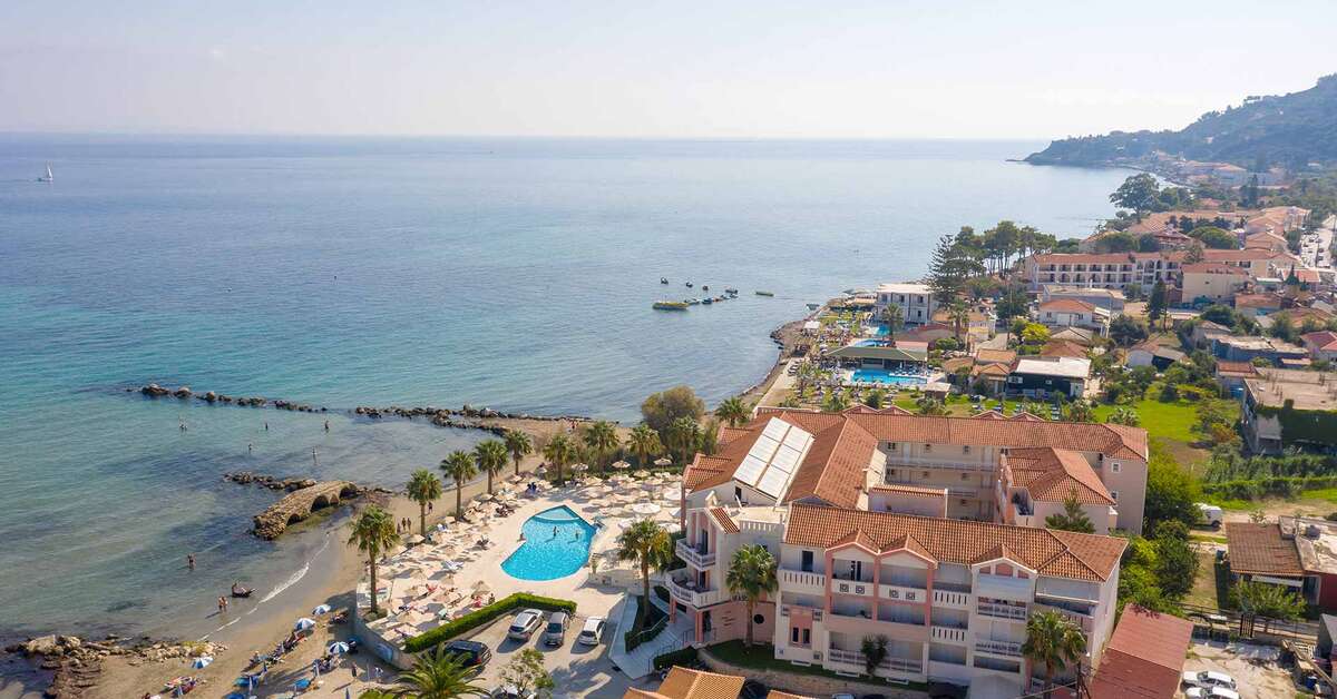 Een foto van het zwembad bij Xenos Kamara Beach Aparthotel