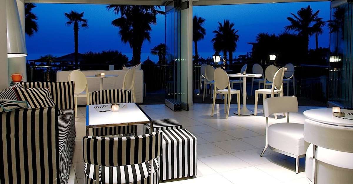 Een foto van het terras bij Ilio Mare Hotel