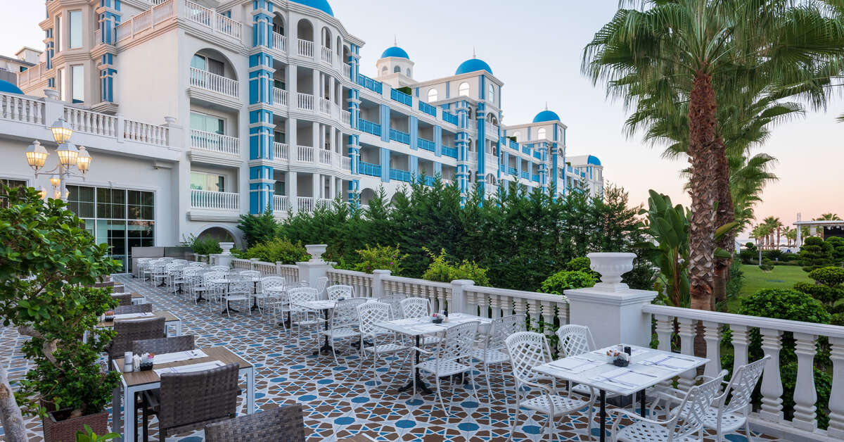 Een foto van het terras bij Rubi Platinum Spa Resort & Suites