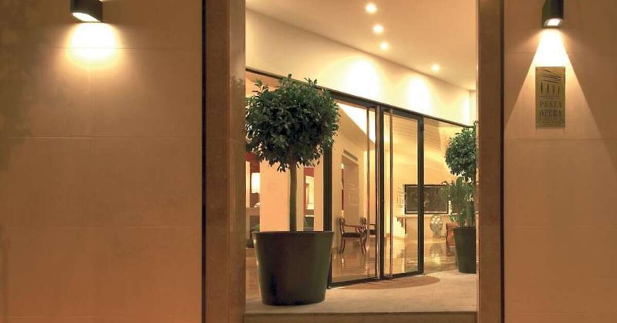 Een foto van de buitenkant van Hotel Plaza Opera