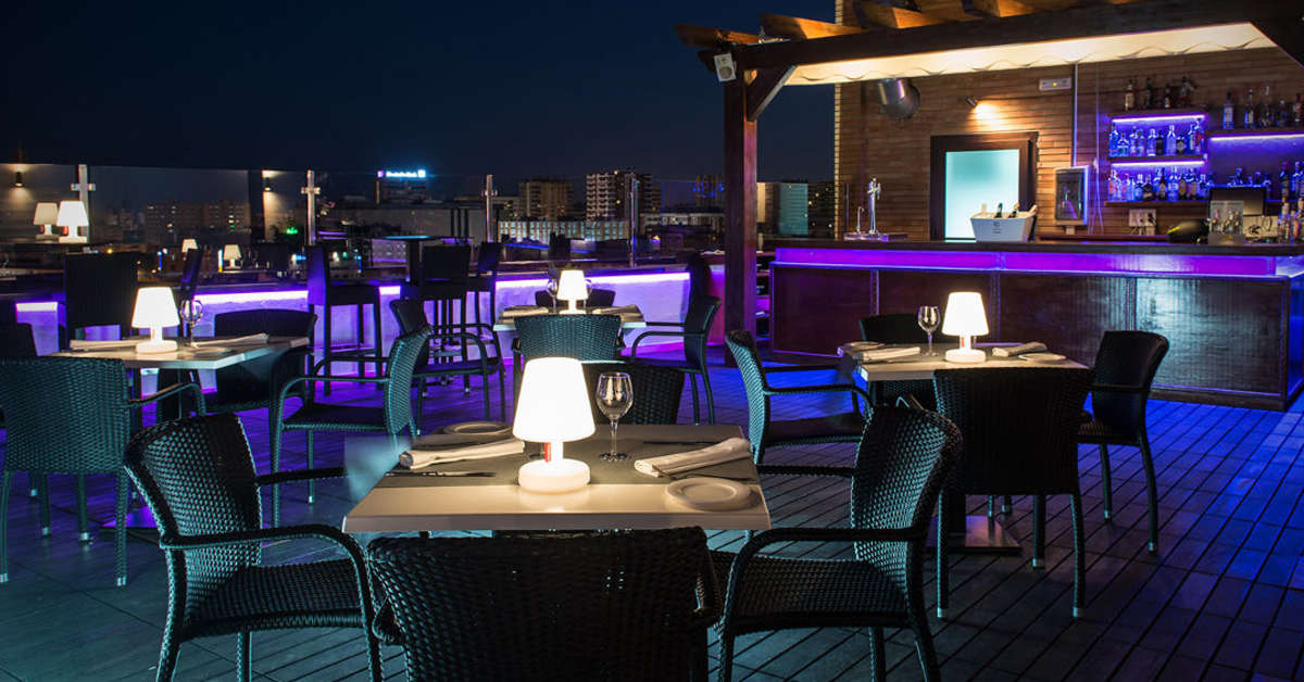 Een foto van het terras bij Salles Hotel Malaga Centro