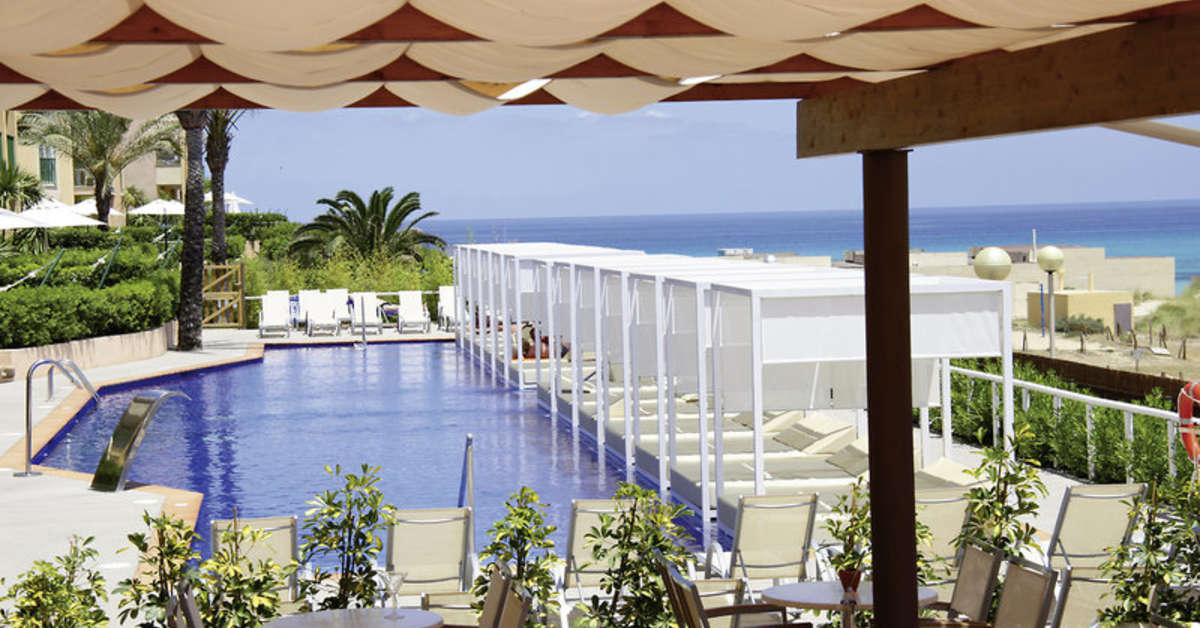 Een foto van het zwembad bij Hotel Zafiro Cala Mesquida
