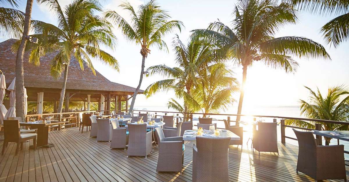 Een foto van het terras bij LUX Le Morne
