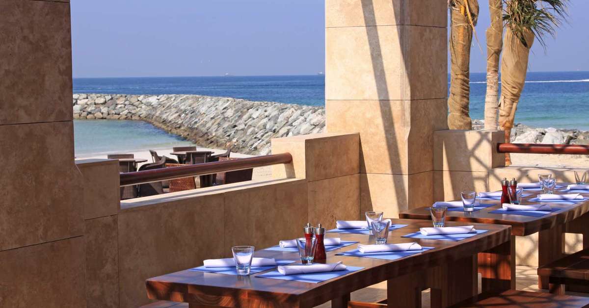 Een foto van het terras bij The Luxury Collection Hotel Ajman Saray