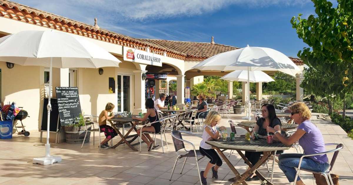 Een foto van het terras bij Residence Port Minervois