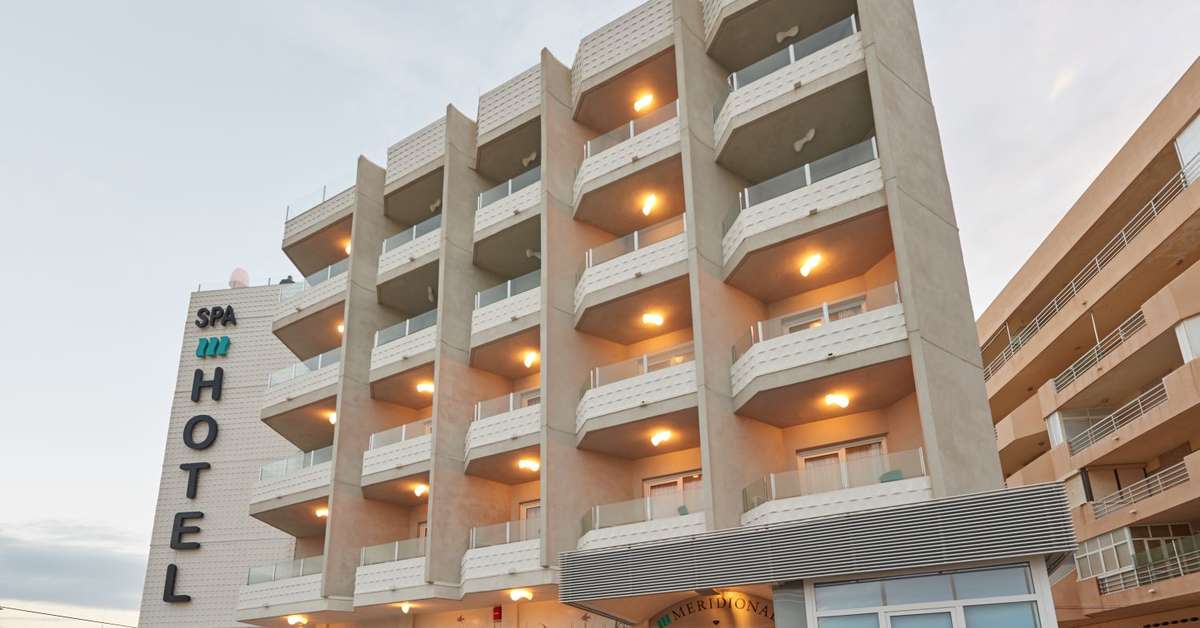 Een foto van de buitenkant van Hotel Meridional