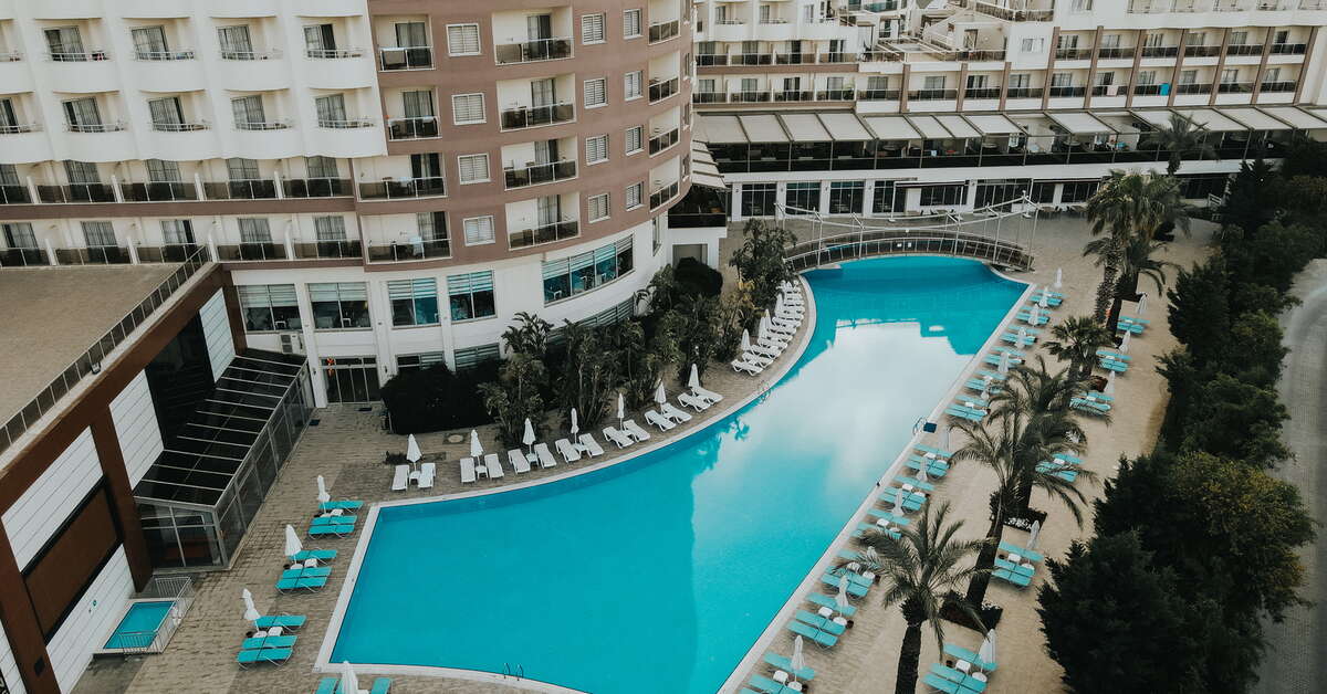 Een foto van het zwembad bij Saturn Palace Resort