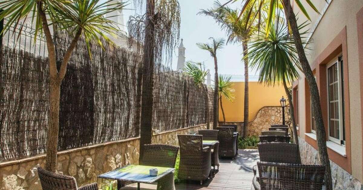 Een foto van het terras bij Hotel Dom Manuel I Residence
