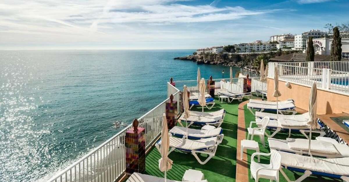 Een foto van het terras bij Hotel Balcon De Europa