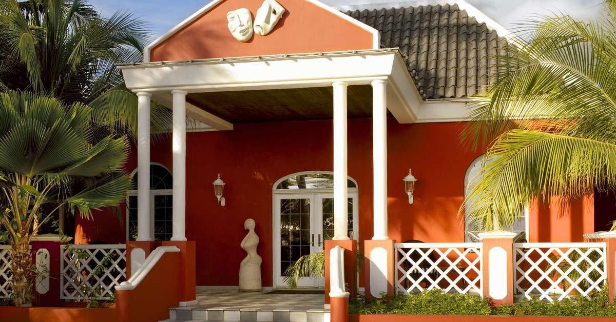 Een foto van de buitenkant van Avila Beach Hotel