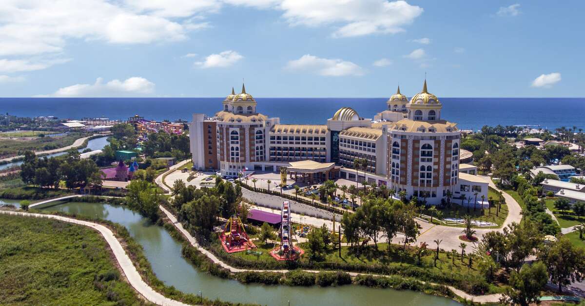 Een foto van de buitenkant van Delphin Be Grand Resort