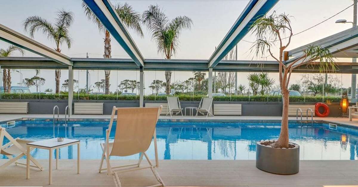 Een foto van het zwembad bij Palace Hotel