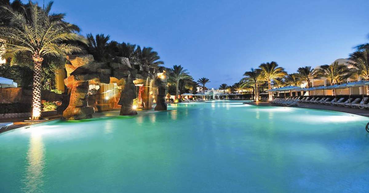 Een foto van het zwembad bij Baron Palms Resort
