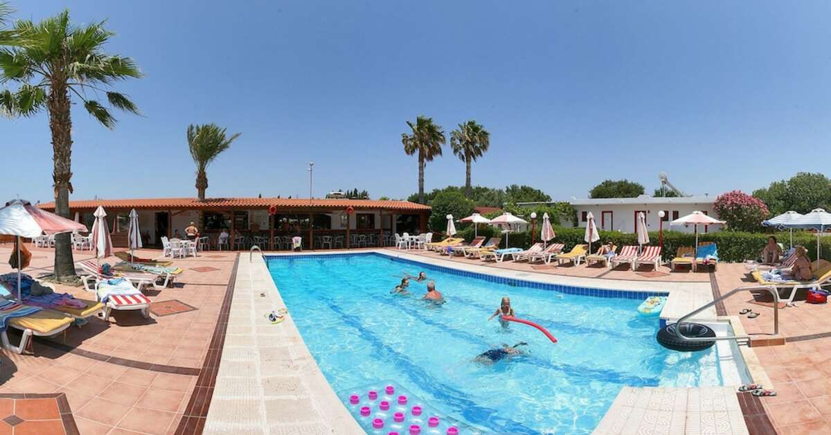 Een foto van het zwembad bij Sandy's Studios & Log Villas
