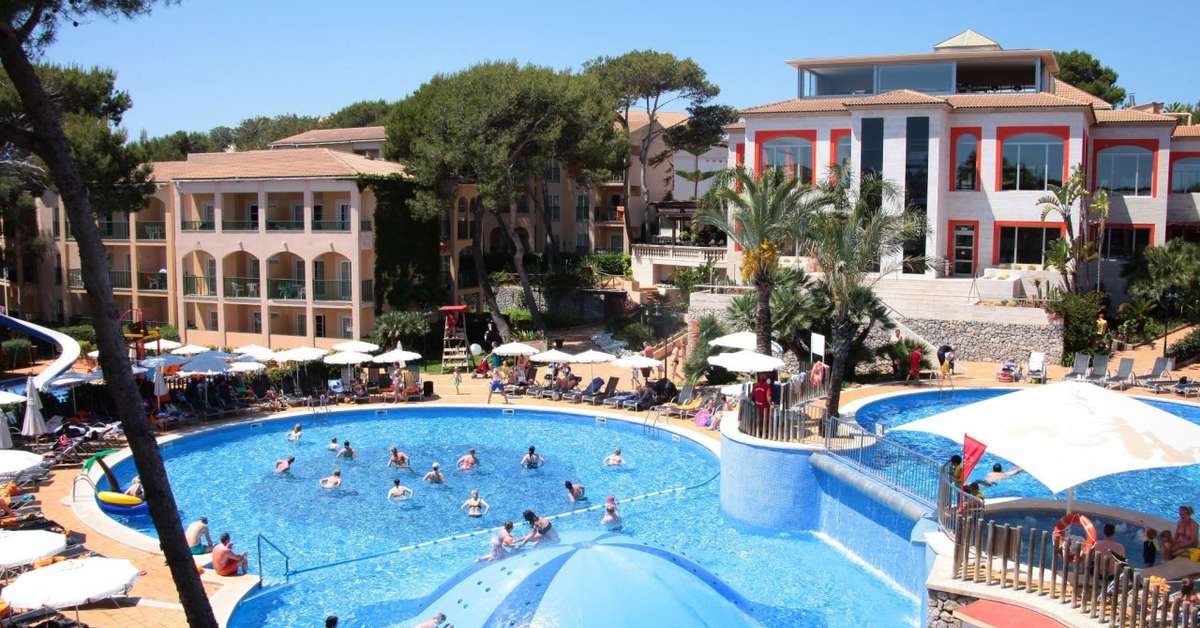 Een foto van het zwembad bij Hotel Zafiro Cala Mesquida