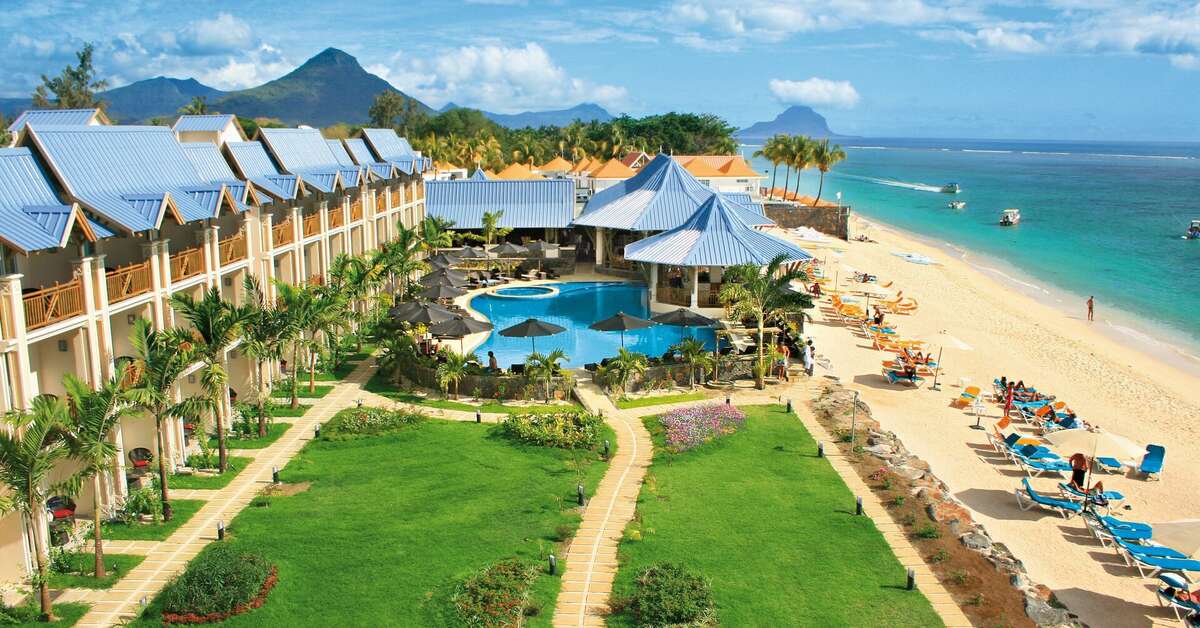 Een foto van het zwembad bij Pearle Beach Resort & Spa