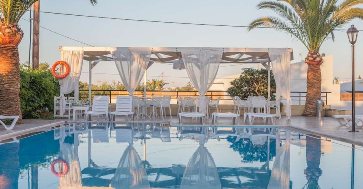 Een foto van het zwembad bij Creta Aquamarine Hotel
