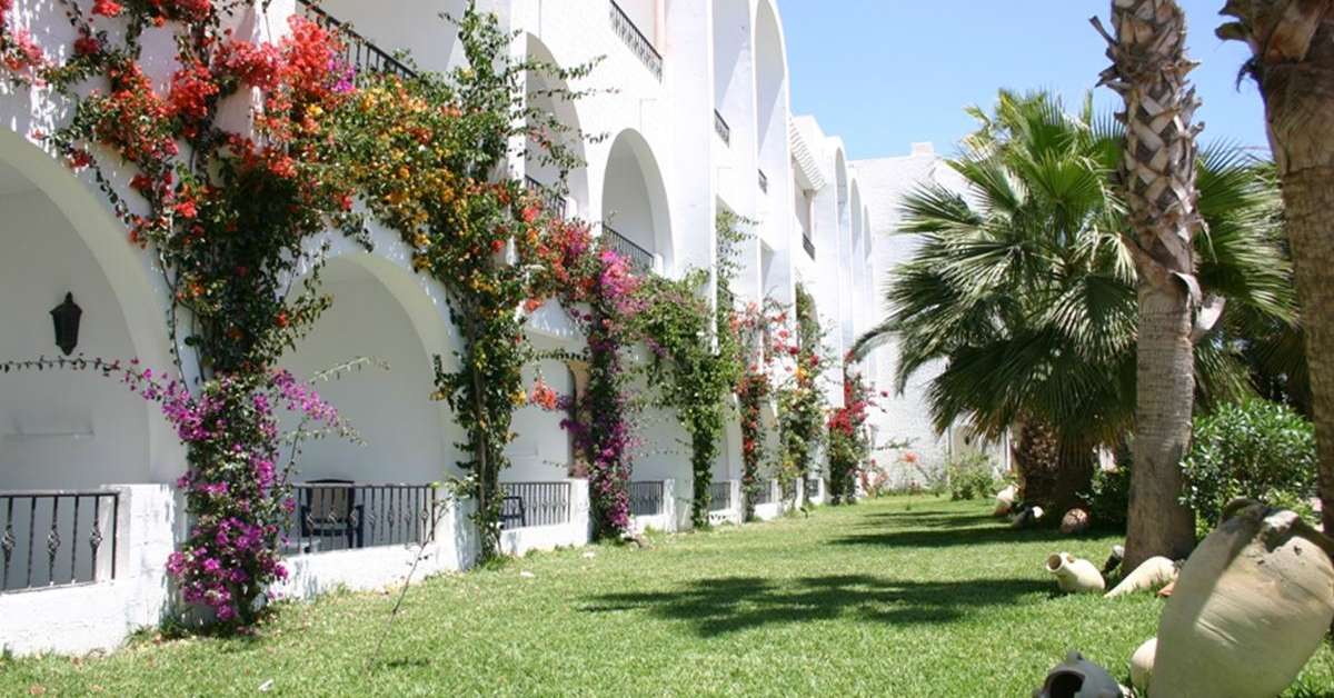 Een foto van de buitenkant van Hotel Nesrine
