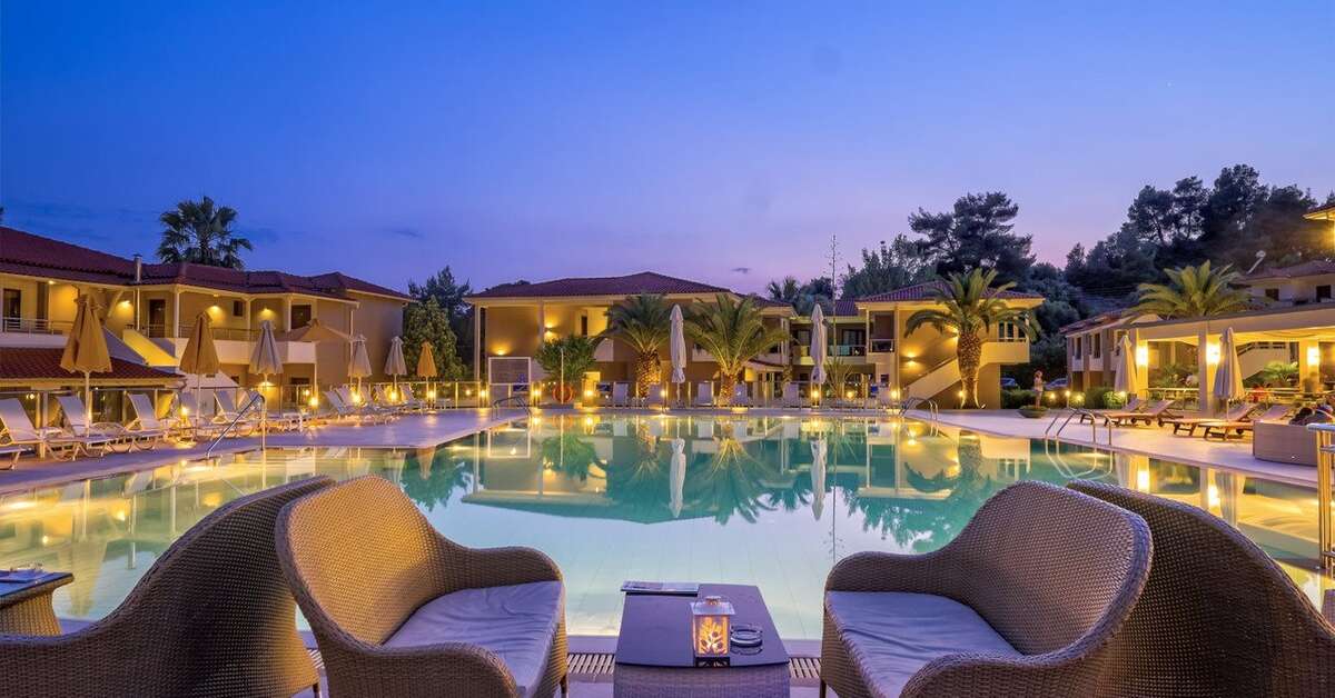 Een foto van het zwembad bij Lagomandra Beach Hotel & Suites