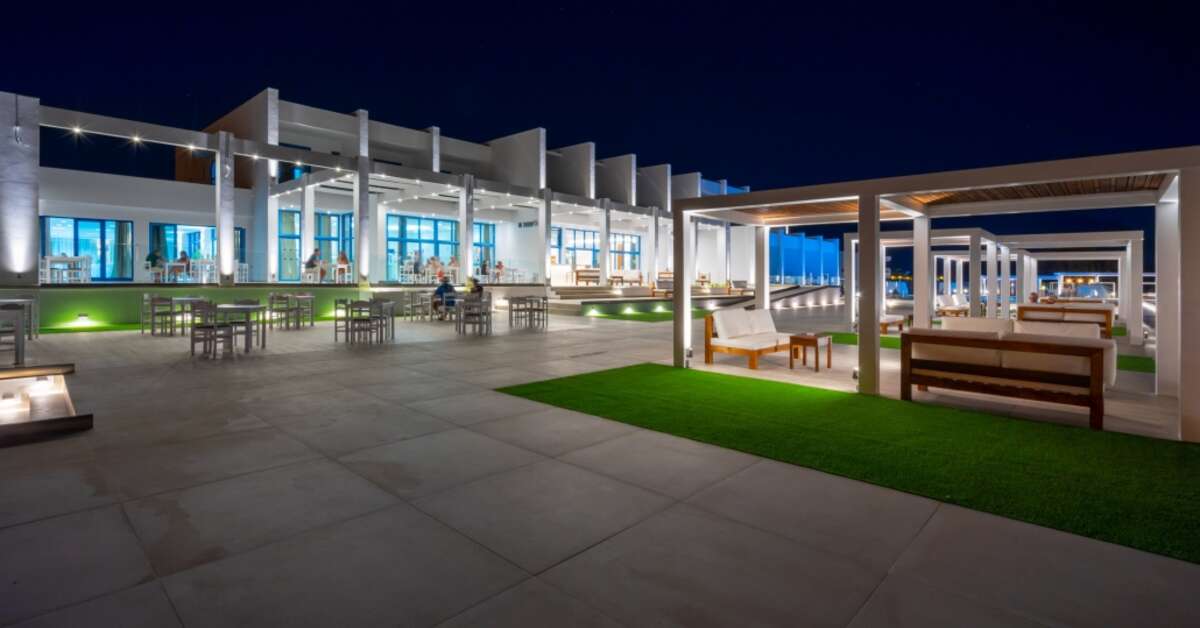 Een foto van het terras bij Kamari Plus Hotel