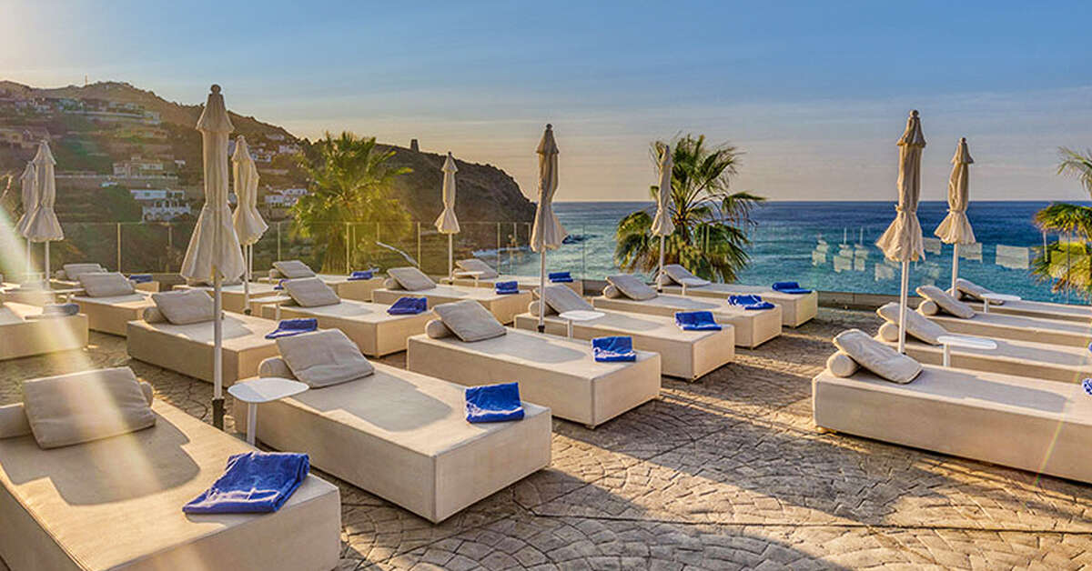 Een foto van het terras bij Playacalida Hotel