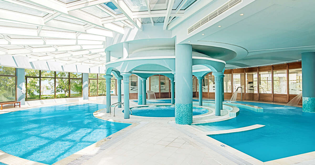 Een foto van het zwembad bij Mitsis Galini Wellness Spa & Resort